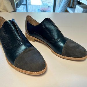 Not your mother's loafer...Metallic blue, cap toe slip-on loafer. Worn once. 41